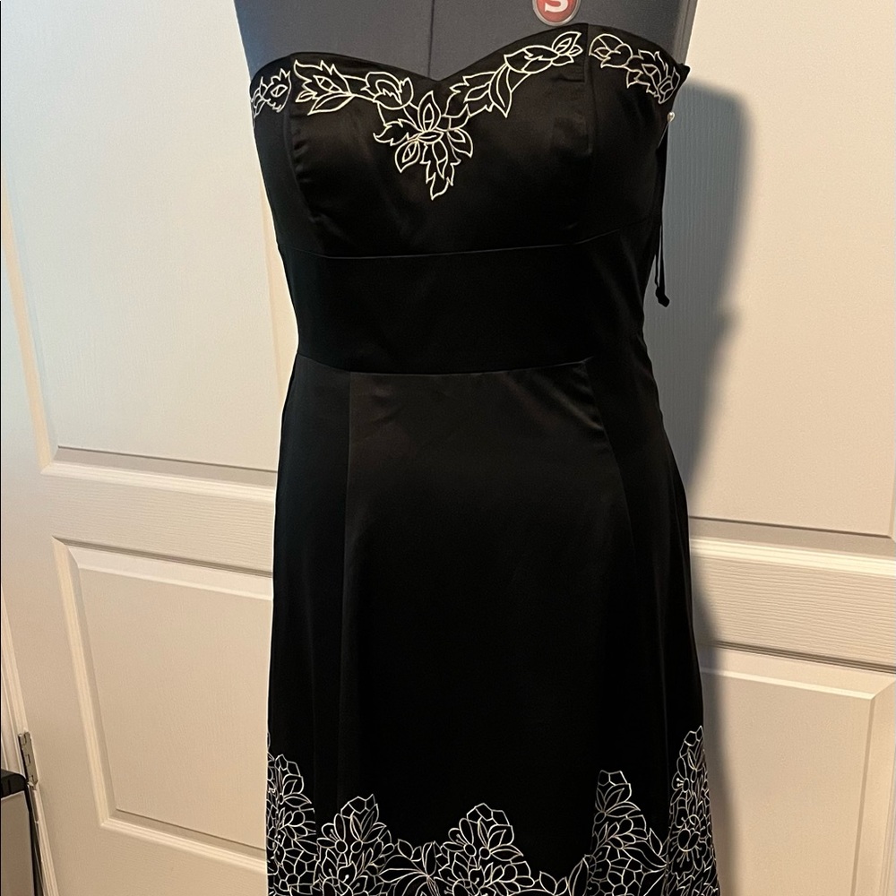 White House black market strapless embroidered dress size 10